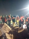 Cán bộ, học viên Tiểu đoàn 9 nỗ lực giúp dân đắp đê chống lũ
