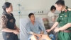 Đồng chí Thiếu tướng, PGS, TS Lương Thanh Hân, Hiệu trưởng Trường Đại học Chính trị thăm, động viên học viên điều trị tại Bệnh viện Quân y 103