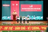 Đồng chí Trung tướng Nguyễn Quốc Tuấn, Bí thư Đảng ủy, Chính ủy Nhà trường trao tặng Huy hiệu 40 năm, 30 năm tuổi Đảng cho các đảng viên.