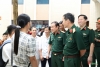 Thủ trưởng Ban Giám hiệu Trường Sĩ quan Chính trị trò chuyện với phụ huynh dịp học viên nhập học