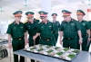 Đồng chí Thiếu tướng Mai Quốc Hưng, Phó Hiệu trưởng Nhà trường kiểm tra nấu ăn đối chứng tại bếp ăn Tiểu đoàn 7.