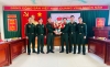 Đồng chí Thượng tá Lê Anh Quyền, Phó Trưởng phòng Tham mưu-Hành chính tặng hoa chúc mừng cán bộ, giảng viên Khoa Giáo dục thể chất.