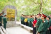 Đoàn công tác của Trường Đại học Chính trị tham quan di tích Sở chỉ huy chiến dịch Điện Biên Phủ.