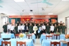 Các đại biểu chụp ảnh lưu niệm cùng học viên tại Lễ Khai giảng (ảnh: Lê Dịu).