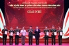 Đồng chí Trung tướng, PGS, TS Nguyễn Hùng Oanh (thứ ba từ trái sang), Hiệu trưởng Nhà trường nhận giải Nhì Cuộc thi.