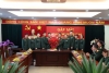 Đồng chí Thiếu tưởng, PGS, TS Kim Ngọc Đại, Phó Hiệu trưởng chúc mừng cán bộ, nhân viên đang công tác trong ngành Quân y của Nhà trường