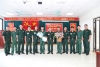 Đồng chí Thiếu tướng, PGS, TS Nguyễn Huy Hoàng, Phó Hiệu trưởng Nhà trường chúc mừng các học viên bảo vệ xuất sắc khoá luận tốt nghiệp.
