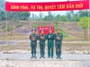 Đồng chí Trung tướng, PGS, TS Nguyễn Hùng Oanh, Hiệu trưởng Nhà trường tặng “Hoa bắn giỏi” cho học viên.