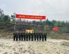 Đồng chí Thiếu tướng Nguyễn Bá Thông, Phó Chính ủy Nhà trường tặng “Hoa bắn giỏi” cho các học viên có thành tích cao trong kiểm tra bắn súng tiểu liên AK bài 2.