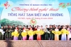Thủ trưởng Nhà trường tặng hoa động viên đội văn nghệ tại Chương trình nghệ thuật.