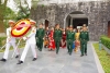 Đoàn công tác Trường Đại học Chính trị dâng hương tại Nghĩa trang liệt sĩ Điện Biên Phủ.