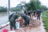 Quân và dân đồng lòng chống lũ