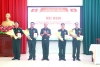 Đồng chí Đại tá Đào Xuân Khôi, Trưởng phòng Tham mưu - Hành chính trao thưởng cho các tập thể tiêu biểu.