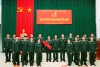 Đồng chí Thiếu tướng Mai Quốc Hưng, Phó Hiệu trưởng Nhà trường cùng đảng viên Đảng bộ Phòng Tham mưu - Hành chính tặng hoa và chụp ảnh lưu niệm với đồng chí Đỗ Đình Mạnh.