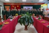 Đồng chí Trung tướng, PGS, TS Nguyễn Hùng Oanh, Hiệu trưởng Nhà trường và đại biểu cơ quan ​tặng hoa chúc mừng cán bộ, giảng viên Khoa Triết học Mác-Lênin.