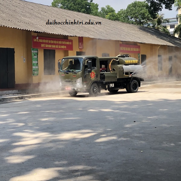 Phun khử khuẩn phòng, chống dịch COVID-19 tại Khu B, Trường Đại học Chính trị