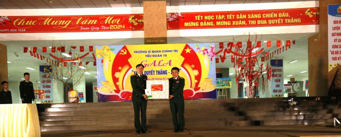 Đồng chí Thiếu tướng, PGS, TS Kim Ngọc Đại, Phó Hiệu trưởng Nhà trường kiểm tra, chúc Tết cán bộ, học viên Tiểu đoàn 10.