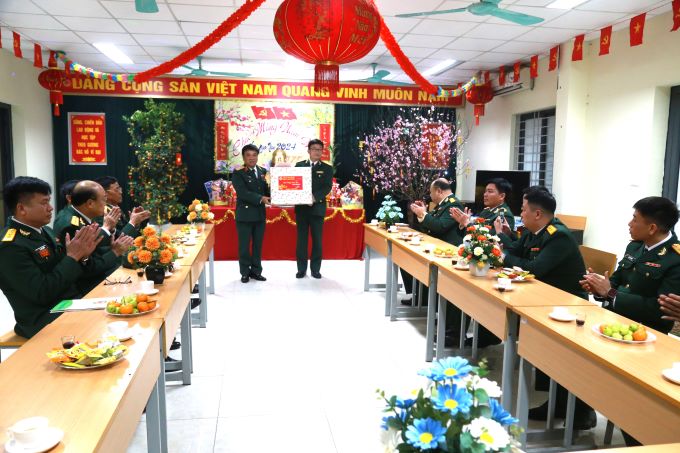 Đồng chí Phó Hiệu trưởng Nhà trường chúc Tết và tặng quà cán bộ, nhân viên Đại đội Xe, Phòng Hậu cần - Kỹ thuật.