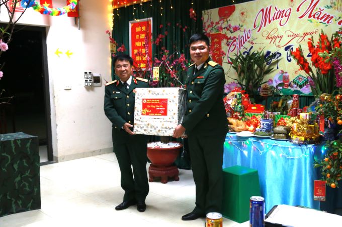 Đồng chí Phó Hiệu trưởng Nhà trường kiểm tra, tặng quà cán bộ, chiến sĩ Đại đội Vệ binh, Phòng Tham mưu - Hành chính.