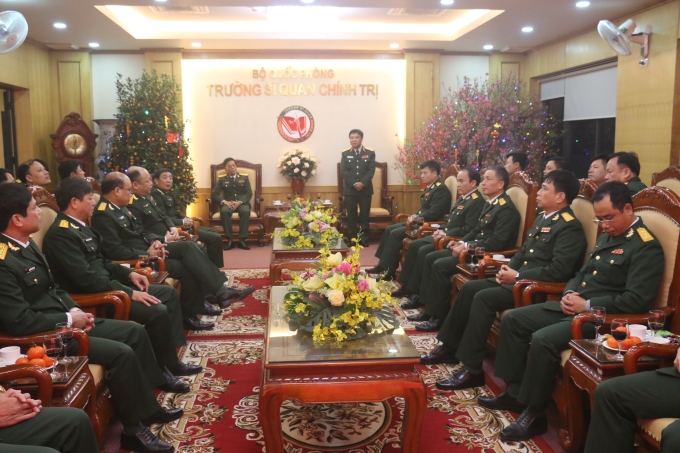 Đồng chí Thiếu tướng, PGS, TS Kim Ngọc Đại, Phó Hiệu trưởng Trường Sĩ quan Chính trị phát biểu tại buổi gặp mặt.