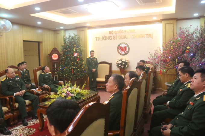 Đồng chí Đại tá, PGS, TS Đinh Quốc Triệu, Chủ nhiệm Chính trị thay mặt đội ngũ cán bộ, giảng viên, nhân viên, chiến sĩ phát biểu cảm ơn Thủ trưởng Nhà trường.