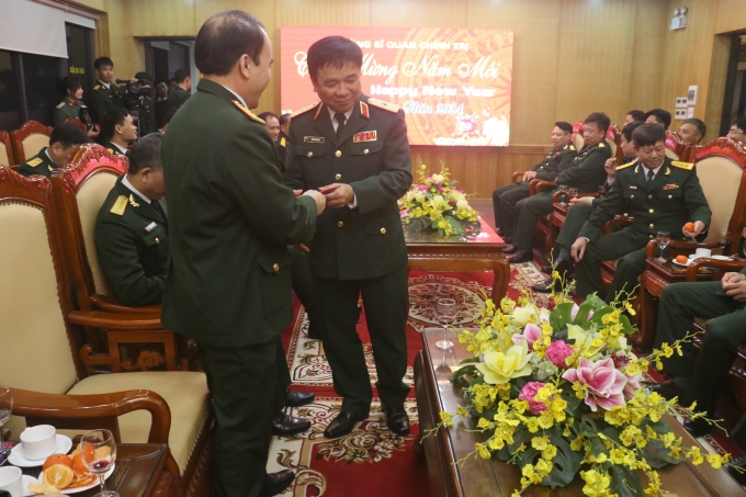 Đồng chí Phó Hiệu trưởng Nhà trường “lì xì” mừng tuổi đầu năm mới tới cán bộ, giảng viên.
