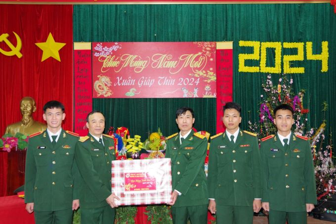 Đồng chí Đại tá, PGS, TS Nguyễn Huy Hoàng, Phó Hiệu trưởng Nhà trường kiểm tra, chúc Tết cán bộ, học viên Tiểu đoàn 6. Ảnh: Văn Quân