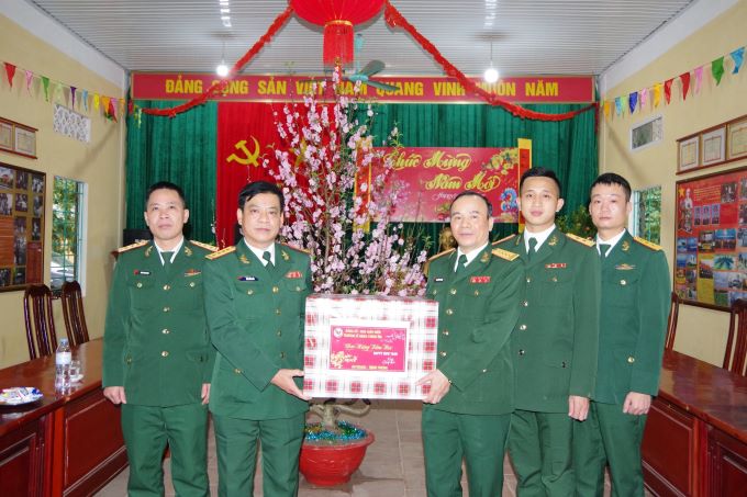 Đồng chí Đại tá, PGS, TS Nguyễn Huy Hoàng, Phó Hiệu trưởng Nhà trường kiểm tra, chúc Tết tại Tiểu đoàn 16. Ảnh: Văn Quân