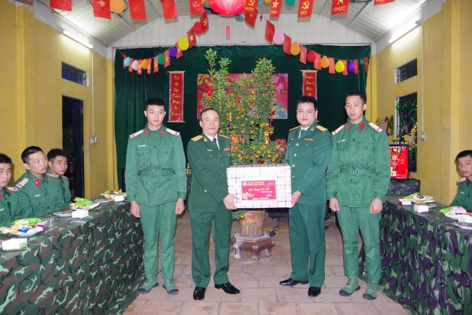Đồng chí Phó Hiệu trưởng Nhà trường chúc Tết Trung đội Vệ binh tại khu B. Ảnh: Văn Quân