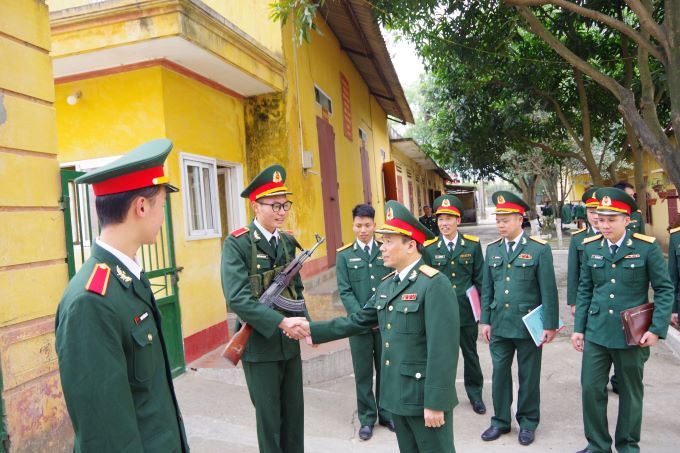 Đồng chí Phó Hiệu trưởng Nhà trường động viên lực lượng làm nhiệm vụ canh gác.