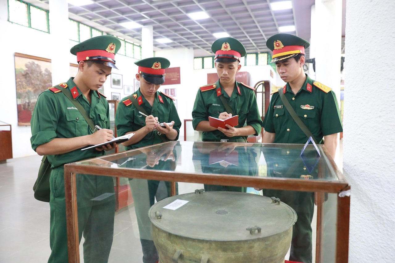 Tham quan, học tập tại Khu di tích lịch sử Đền Hùng: Đem kiến thức từ di tích về giảng đường