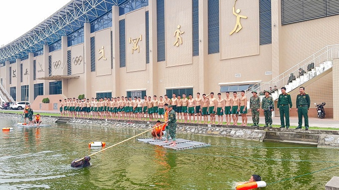 Khoa Giáo dục thể chất thống nhất phương án bảo đảm an toàn  trong diễn tập vượt sông cho Tiểu đoàn 10